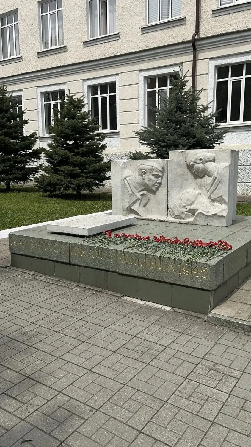 Торжественное возложение цветов